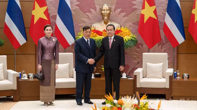 Le président de l’Assemblée nationale vietnamienne, Tran Thanh Man, aux côtés du roi de Thaïlande Maha Vajiralongkorn Phra Vajiraklaochaoyuhua et de la reine Suthida Bajrasudhabimalalakshana.