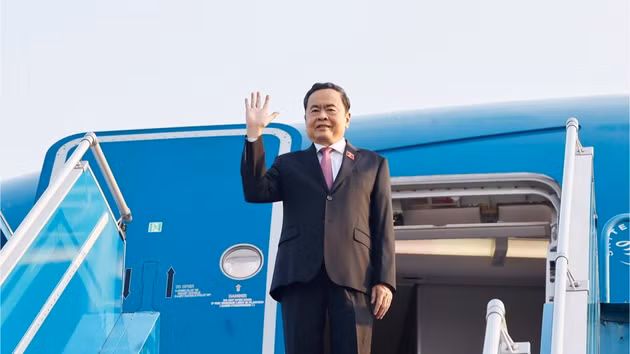 Le président de l’Assemblée nationale, Tran Thanh Man, a quitté Hanoï le 11 octobre pour une visite officielle en Chine. Photo : VNA.