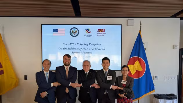L’ambassadeur Nguyen Quoc Dung participe à une réception États-Unis–ASEAN en marge des réunions de printemps 2026 du Fonds monétaire international et de la Banque mondiale, à Washington, en avril. (Source : ambassade du Vietnam aux États-Unis)