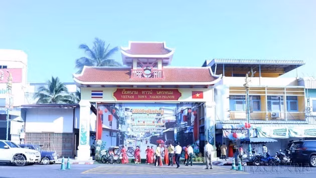 Devant la porte de la rue vietnamienne Vietnam Town à Udon Thani, le 10 octobre 2024. Photo : VNA. 
