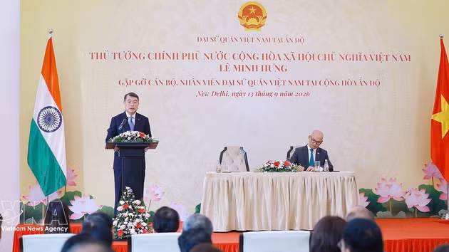 Le Premier ministre Le Minh Hung rencontre le personnel des représentations vietnamiennes en Inde. Photo : VNA. 