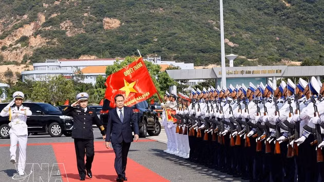 Le président de l’Assemblée nationale, Tran Thanh Man, passe en revue la garde d’honneur de la 189e Brigade de sous-marins, à la base militaire de Cam Ranh, relevant de la 4e Région navale. Photo : VNA. 