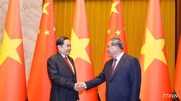 Le président de l’Assemblée nationale vietnamienne, Tran Thanh Man (à gauche), rencontre le Premier ministre chinois, Li Qiang. (Photo : VNA)