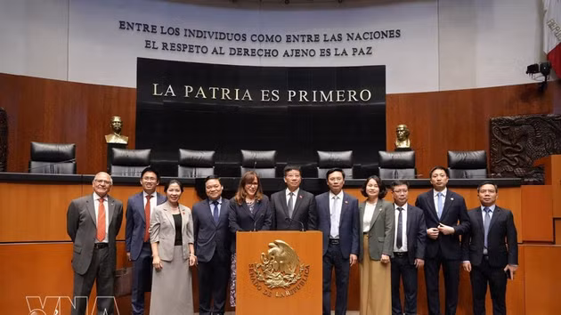 La délégation du Bureau de l’Assemblée nationale (AN) du Vietnam et les représentants du Parlement mexicain. Photo: VNA 