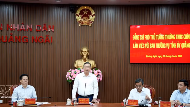 Le vice-Premier ministre permanent Pham Gia Tuc lors de la séance de travail avec le Comité permanent du Comité provincial du Parti de Quang Ngai (Centre). Photo : VNA 