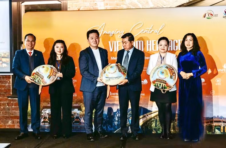 Des chapeaux coniques vietnamiens ont été offerts aux délégués participant à l’évènement.