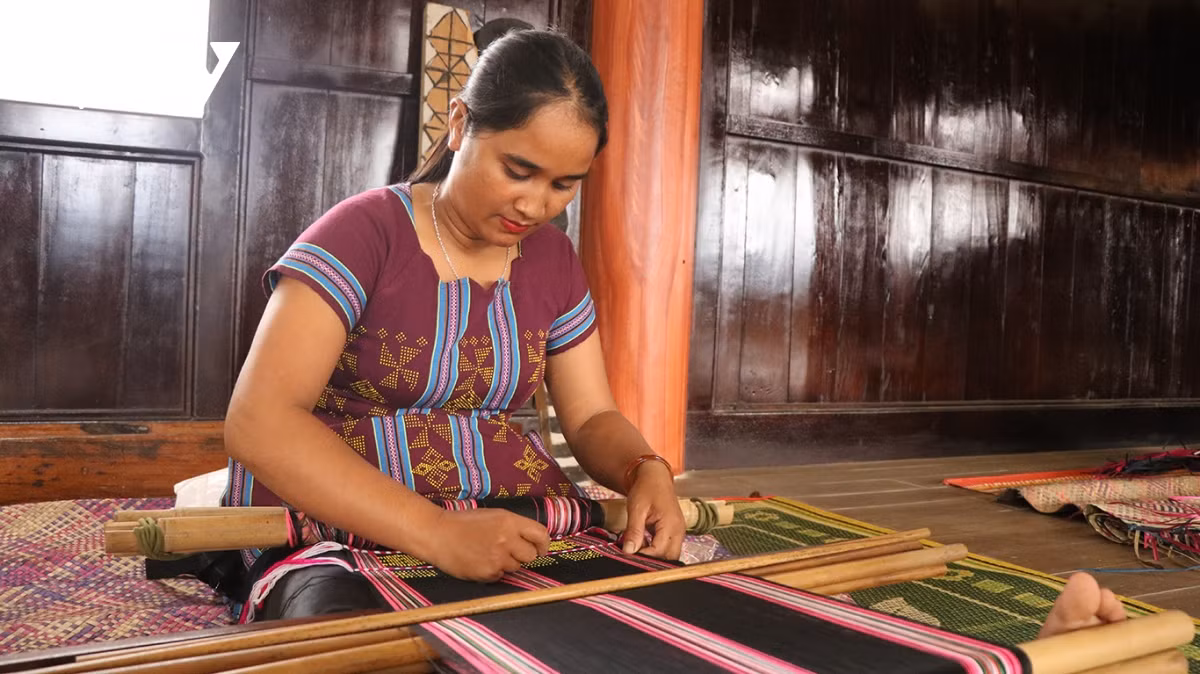 Démonstration du tissage traditionnel de zèng des habitants d’A Luoi.