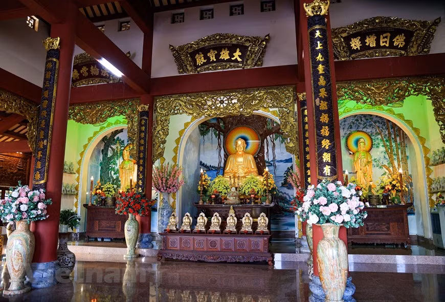 En plus de visiter et d'apprendre sur la culture religieuse, la pagode Linh Ung est également une destination idéale pour se détendre et trouver la paix dans la vie trépidante. Photo : VNA. En plus de visiter et d'apprendre sur la culture religieuse, la pagode Linh Ung est également une destination idéale pour se détendre et trouver la paix dans la vie trépidante. Photo : VNA.
