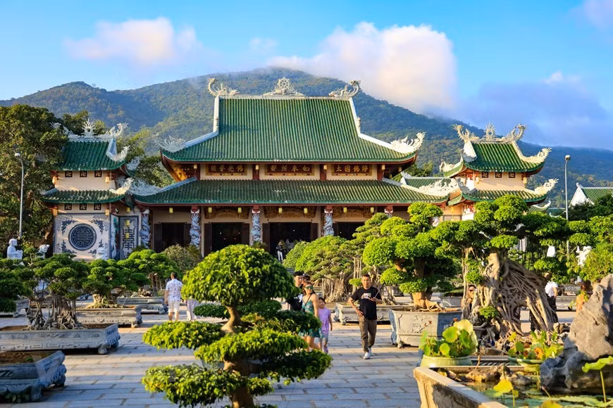 Avec son architecture unique et ses paysages naturels magnifiques, la pagode Linh Ung est une destination incontournable pour se détendre et trouver la paix dans la vie trépidante. Photo : VNA. Avec son architecture unique et ses paysages naturels magnifiques, la pagode Linh Ung est une destination incontournable pour se détendre et trouver la paix dans la vie trépidante. Photo : VNA.