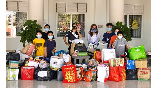 Nguyên Viêt Hùng et sa fille aînée Anna lors d'un voyage bénévole à l'orphelinat de la province de Bà Ria-Vung Tàu (au Sud du Vietnam) en 2021. Photo: baoquocte.vn