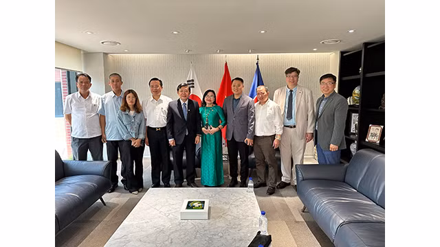 La délégation du FPV visite l'ambassade du Vietnam en République de Corée. Photo : L'Association des hommes d'affaires et d'investissement Vietnam-République de Corée.