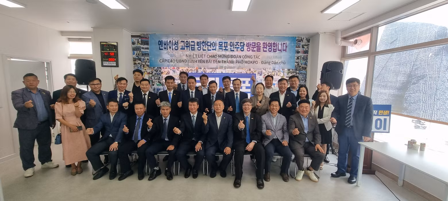 La délégation du Comité populaire de la province de Yên Bai et les dirigeants de la ville de Mokpo. Photo : L'Association VKBIA.
