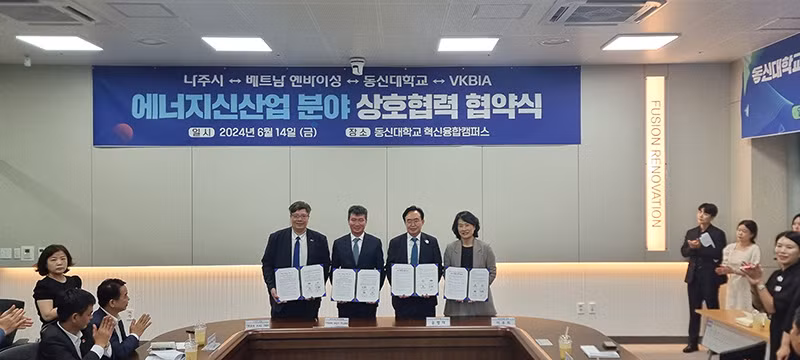 La cérémonie de signature de la convention de coopération décentralisée entre la ville de Naju et la province de Yên Bai, l’Association VKBIA et l’Université de Dongshin. Photo : Association VKBIA.