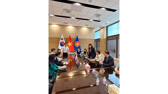 La délégation du FPV rencontre des représentants des Vietnamiens en République de Corée. Photo : L'Association des hommes d'affaires et d'investissement Vietnam-République de Corée.