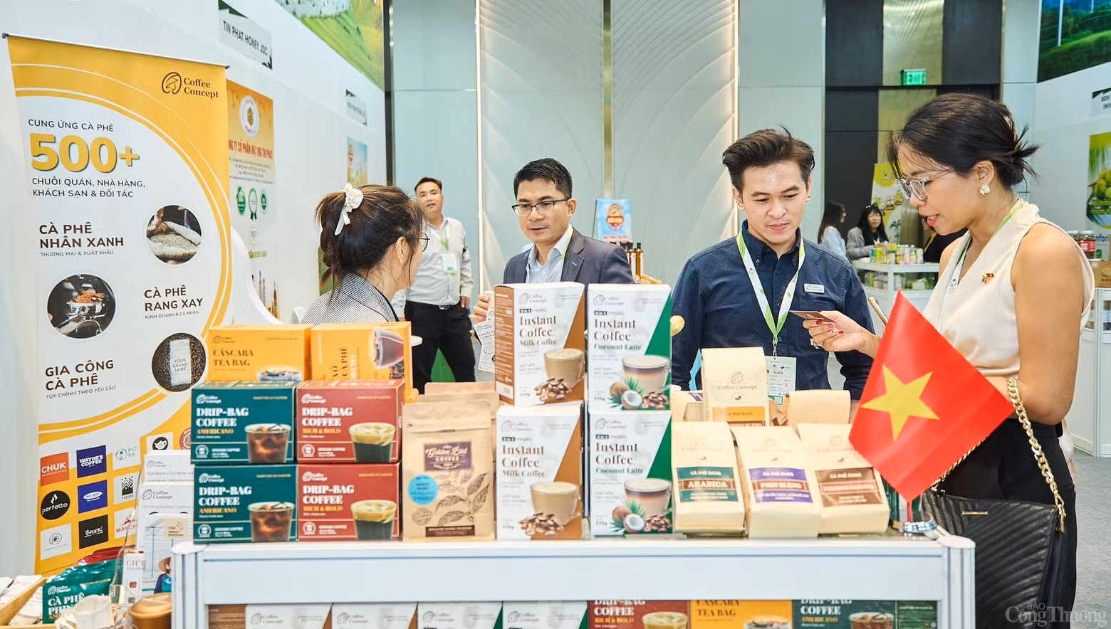 Certains produits verts et technologies avancées du Vietnam et de l'Europe ont été présentés lors de l'événement. Photo : congthuong.vn