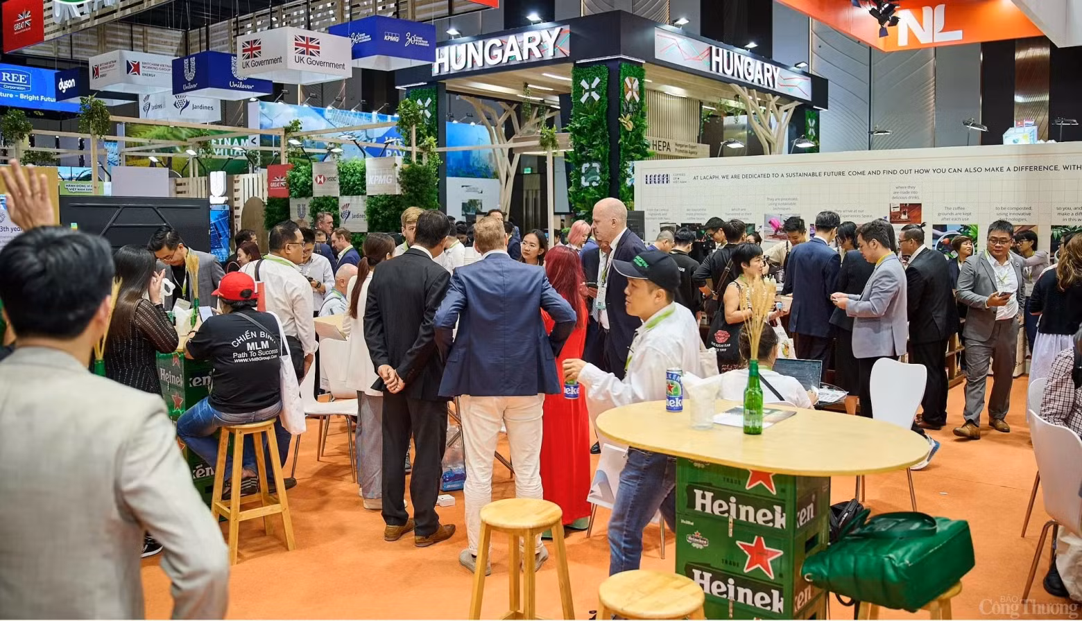 Les stands à l'Exposition de l'économie verte ont attiré des milliers de participants. Photo : congthuong.vn