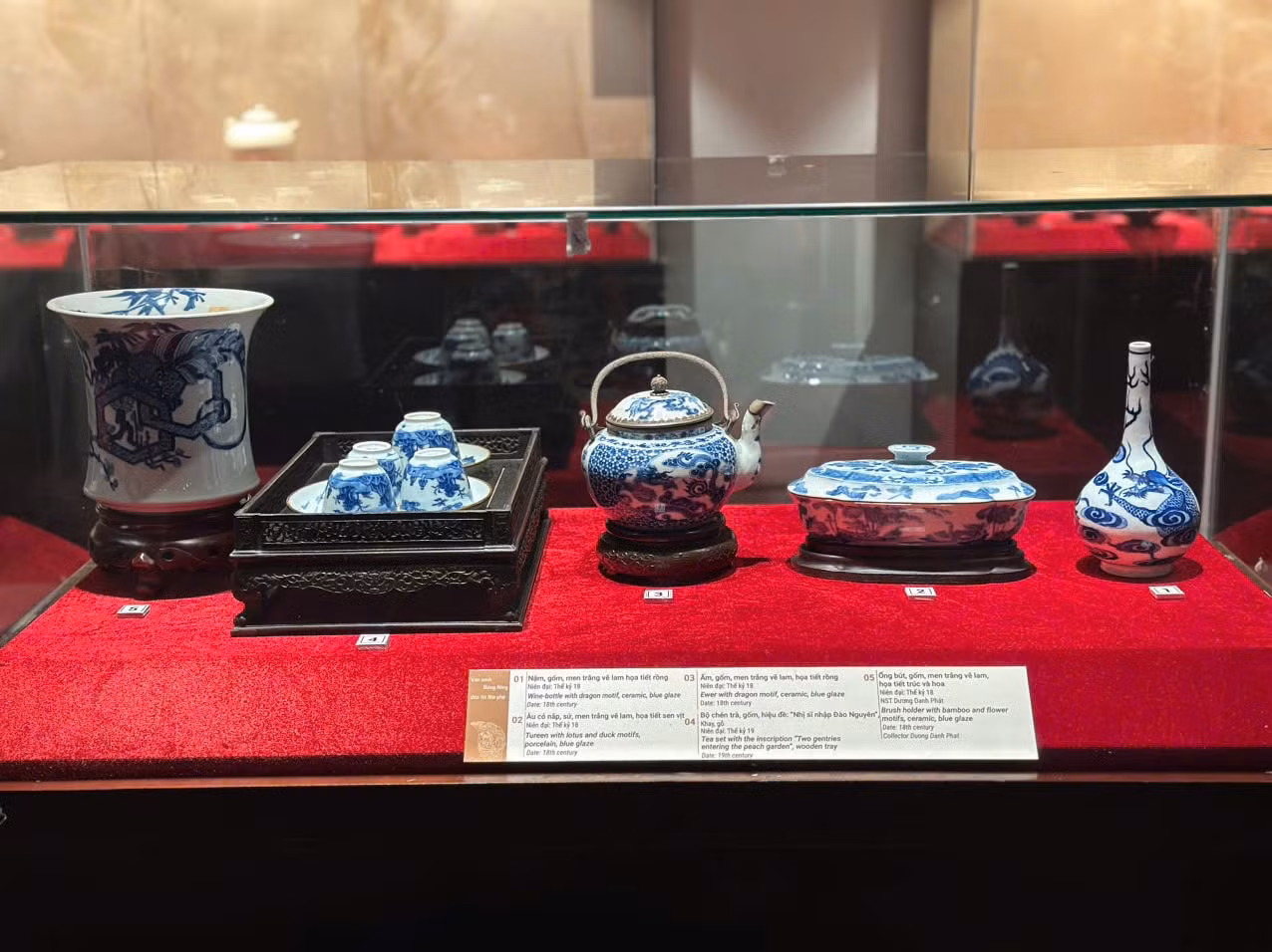 Ensemble de théières en céramique à glaçure bleue du XVIIIe siècle. Photo : Hoàng Lân/hanoimoi.vn Ensemble de théières en céramique à glaçure bleue du XVIIIe siècle. Photo : Hoàng Lân/hanoimoi.vn