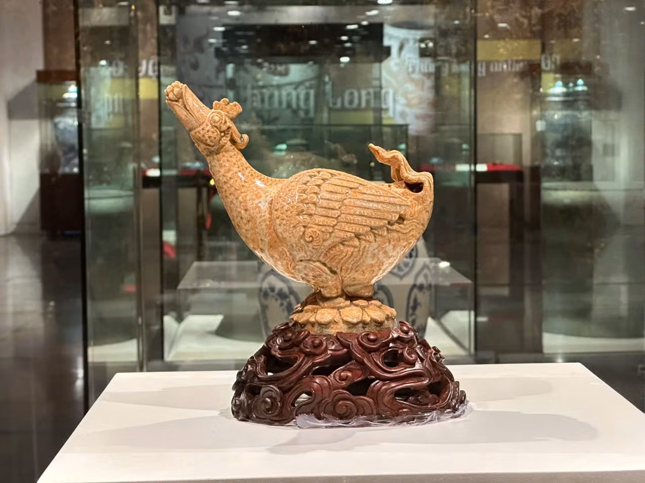 L'artefact représentant un oiseau tenant un lotus dans son bec datant de la dynastie Ly. Photo : Hoàng Lân/hanoimoi.vn L'artefact représentant un oiseau tenant un lotus dans son bec datant de la dynastie Ly. Photo : Hoàng Lân/hanoimoi.vn