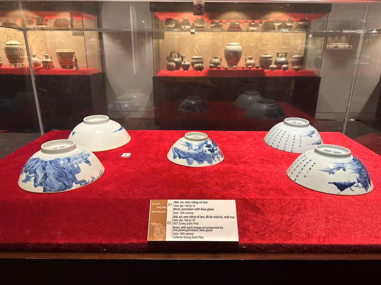 Ensemble de bols en porcelaine à glaçure blanche décorée de bleu du XVIIIe siècle. Photo : Hoàng Lân/hanoimoi.vn Ensemble de bols en porcelaine à glaçure blanche décorée de bleu du XVIIIe siècle. Photo : Hoàng Lân/hanoimoi.vn