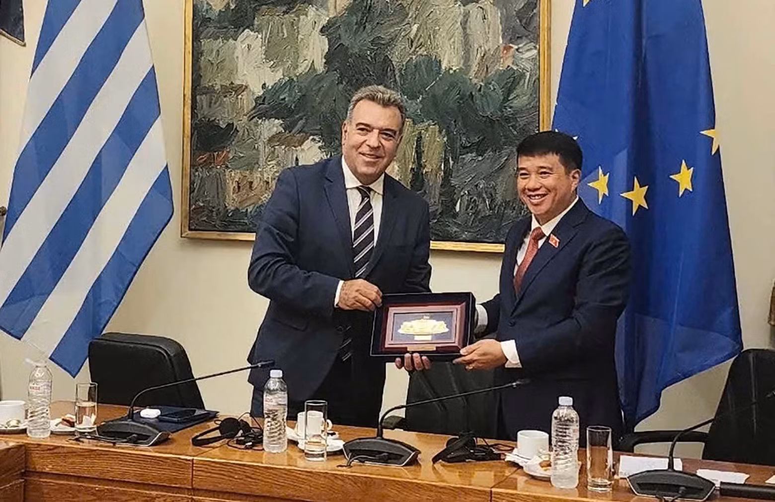 Le président de la Commission des affaires régionales grecques Emmanouil Konsolas (à gauche) et président du Conseil des affaires ethniques de l'Assemblée nationale du Vietnam Y Thanh Ha Nie Kdam (à droite). Photo: baoquocte.vn