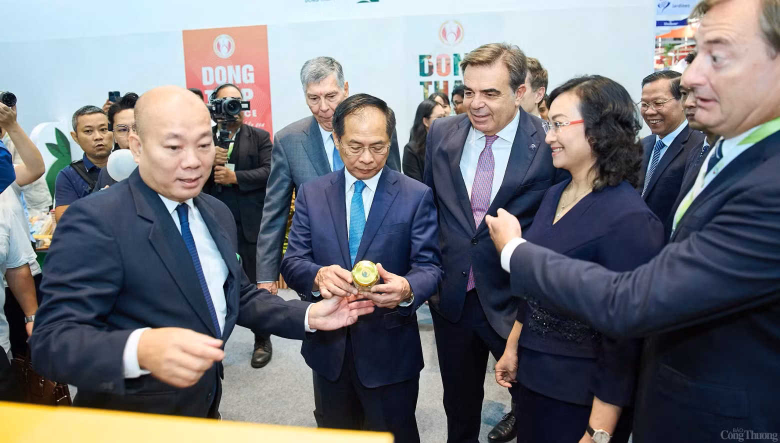 Vu Ba Phu, directeur général de l'Agence de promotion du Commerce relevant du ministère de l'Industrie et du Commerce, a présenté des produits exemplaires du Vietnam aux délégués. Photo : congthuong.vn