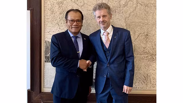 L'ambassadeur Thai Xuân Dung (à gauche) et le Président du Sénat, Milos Vystril. Photo : Ambassade du Vietnam en République tchèque.