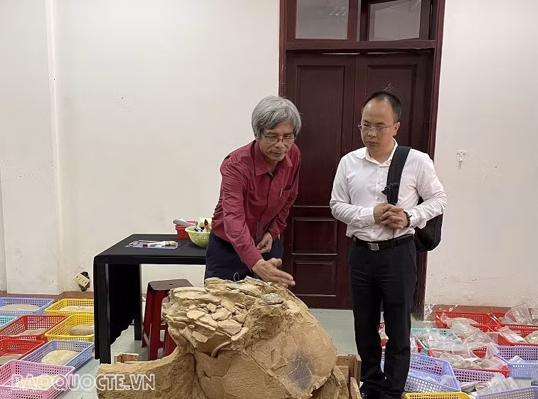 M. Doan Ngoc Khoi (à gauche), directeur adjoint du Musée provincial de Quang Ngai, partage des informations sur la culture de Sa Huynh. Photo : baoquocte.vn