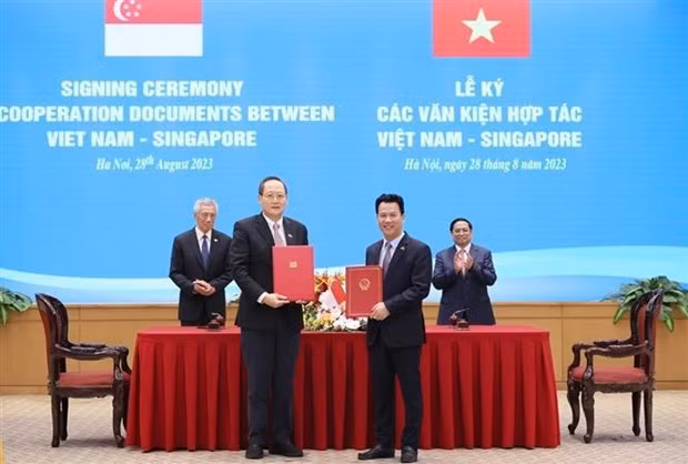 Signature de la lettre d’intention sur la poursuite de la mise en œuvre du protocole d’accord au titre de l’article 6 de l’Accord de Paris entre le ministère vietnamien des Ressources naturelles et de l’Environnement et le ministère singapourien du Commerce et de l’Industrie. Photo : VNA. Signature de la lettre d’intention sur la poursuite de la mise en œuvre du protocole d’accord au titre de l’article 6 de l’Accord de Paris entre le ministère vietnamien des Ressources naturelles et de l’Environnement et le ministère singapourien du Commerce et de l’Industrie. Photo : VNA.