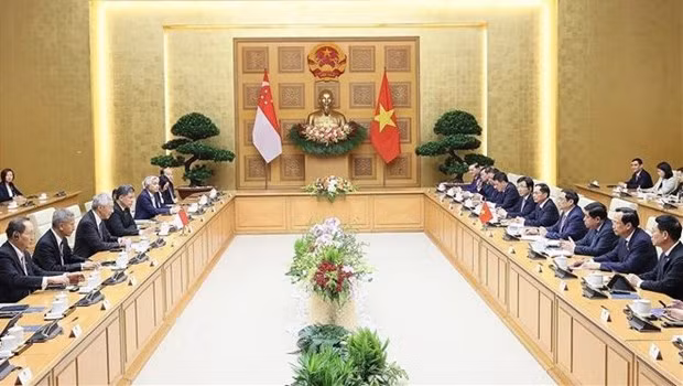 Entretien entre le Premier ministre Pham Minh Chinh (droite) et homologue singapourien Lee Hsien Loong se serrent la main, à Hanoi, le 28 août. Photo : VNA. Entretien entre le Premier ministre Pham Minh Chinh (droite) et homologue singapourien Lee Hsien Loong se serrent la main, à Hanoi, le 28 août. Photo : VNA.