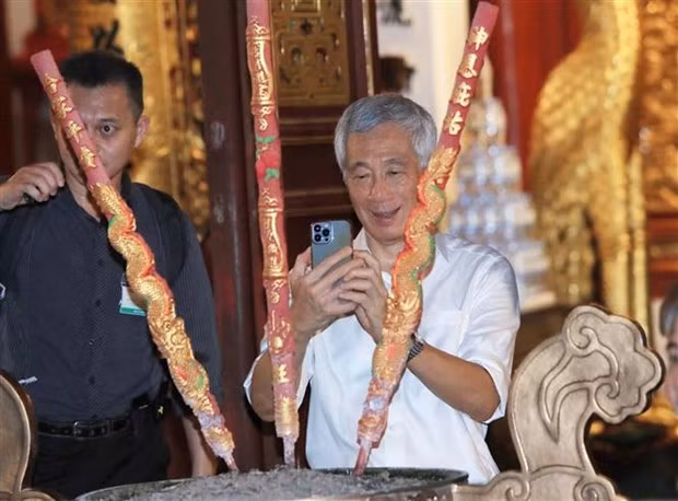 Le Premier ministre Lee Hsien Loong enregistre des images culturelles de la capitale. Photo : VNA