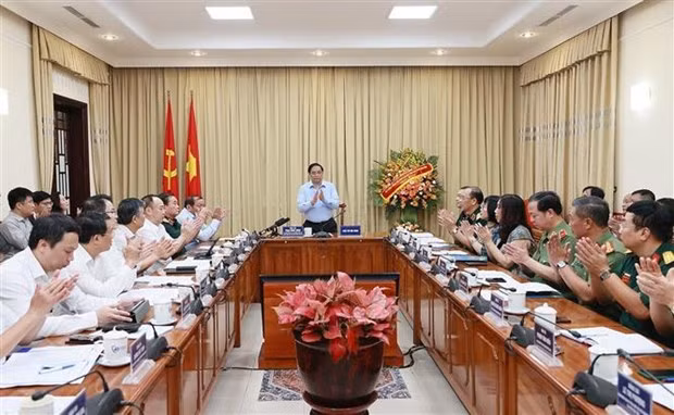 Le Premier ministre Pham Minh Chinh (debout, au centre) travaille avec le Comité de Gestion du Mausolée du Président Hô Chi Minh pour entretenir et rénover celui-ci. Photo : VNA.