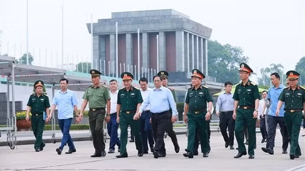 Le Premier ministre Pham Minh Chinh inspecte le travail de l'entretien du Mausolée du Président Hô Chi Minh. Photo : VNA.