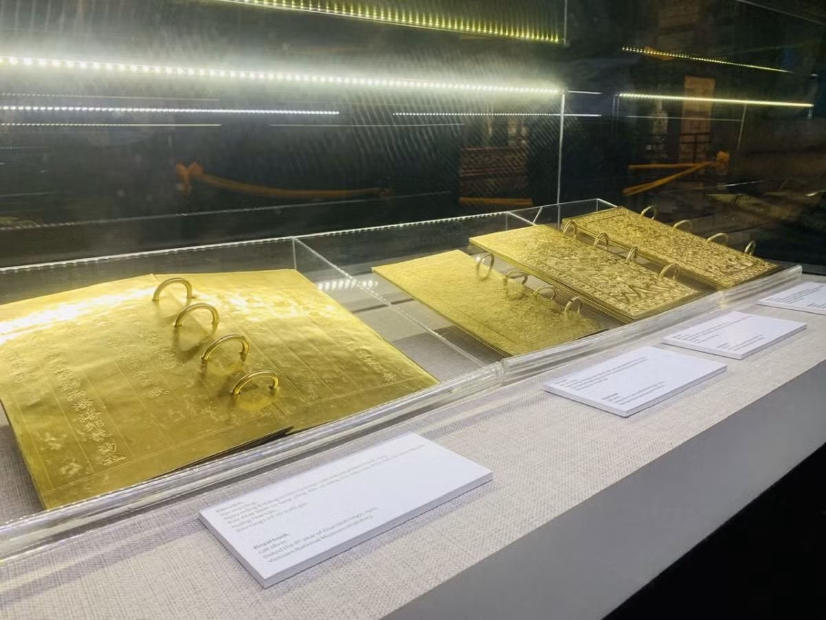 Un ensemble de livres en argent plaqué or de l’époque du Roi Khai Dinh. Photo : VOV.