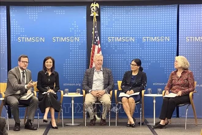 Des intervenants au séminaire intitulé « Vietnam et États-Unis : 50 ans de paix et de réconciliation ». Photo : VNA.