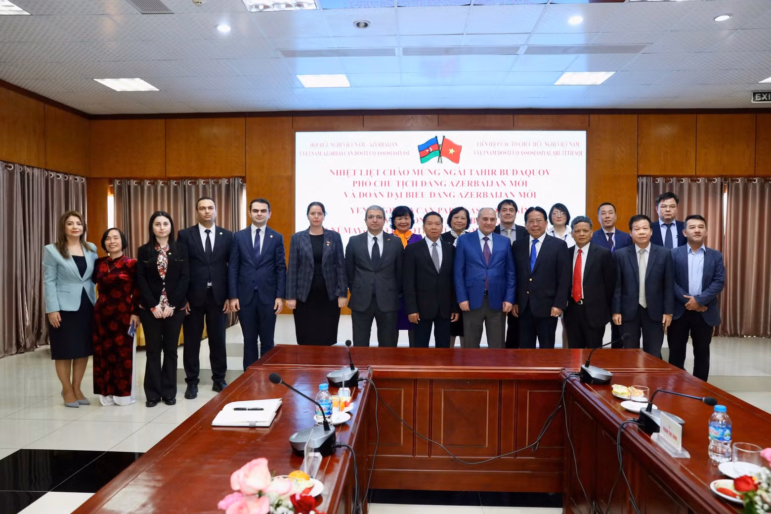 Le Dr. Nghiem Vu Khai (premier rang, quatrième depuis la droite) participe à la rencontre avec la délégation conduite par M. Tahir Budagov, vice-président du Nouveau Parti d’Azerbaïdjan, lors d’une séance de travail avec l’Association d’amitié Vietnam - Azerbaïdjan, le 22 novembre 2023 à Hanoï. Photo : Dinh Hoa. Le Dr. Nghiem Vu Khai (premier rang, quatrième depuis la droite) participe à la rencontre avec la délégation conduite par M. Tahir Budagov, vice-président du Nouveau Parti d’Azerbaïdjan, lors d’une séance de travail avec l’Association d’amitié Vietnam - Azerbaïdjan, le 22 novembre 2023 à Hanoï. Photo : Dinh Hoa.