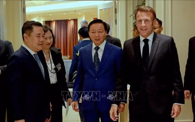 Le vice-Premier ministre Tran Hong Ha participe (centre) à un petit-déjeuner de travail, à l'invitation du président français Emmanuel Macron. Photo : VNA. Le vice-Premier ministre Tran Hong Ha participe (centre) à un petit-déjeuner de travail, à l'invitation du président français Emmanuel Macron. Photo : VNA.