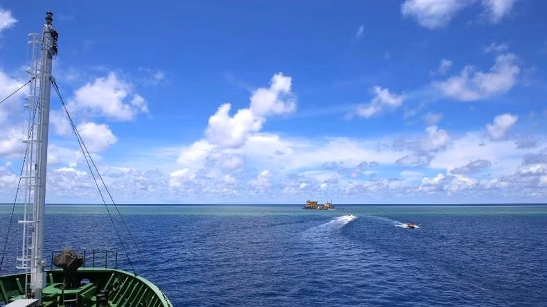 Des petites embarcations se détachent du navire pour rejoindre l’île Da Lon. Des petites embarcations se détachent du navire pour rejoindre l’île Da Lon.