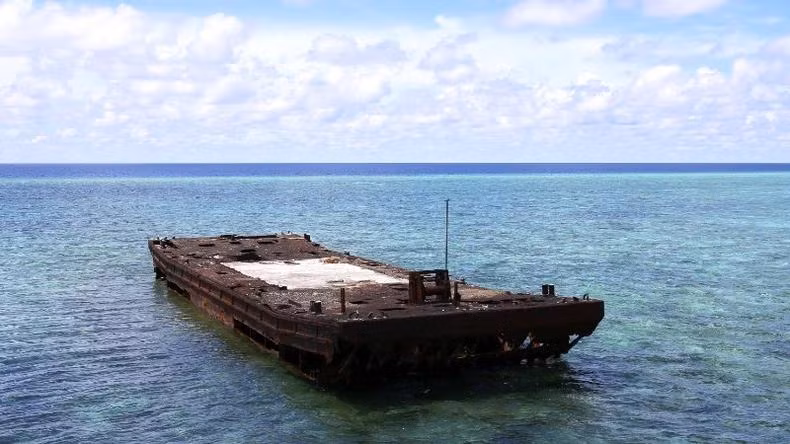 Le ponton est ancré sur le haut-fond de l’île Da Lon et est devenu un abri pour les nids de goélands. Le ponton est ancré sur le haut-fond de l’île Da Lon et est devenu un abri pour les nids de goélands.