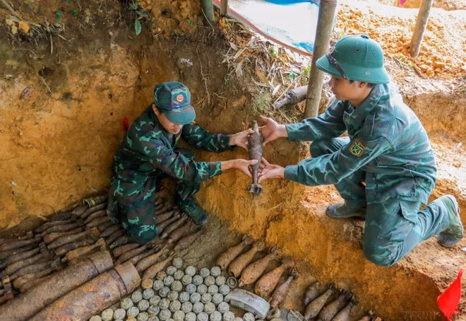 Collecte de munitions non explosées dans les zones frontalières des communes de Minh Tân, Ta Van et Nghia Thuân (province de Hà Giang, en juillet 2023. Photo: VNA