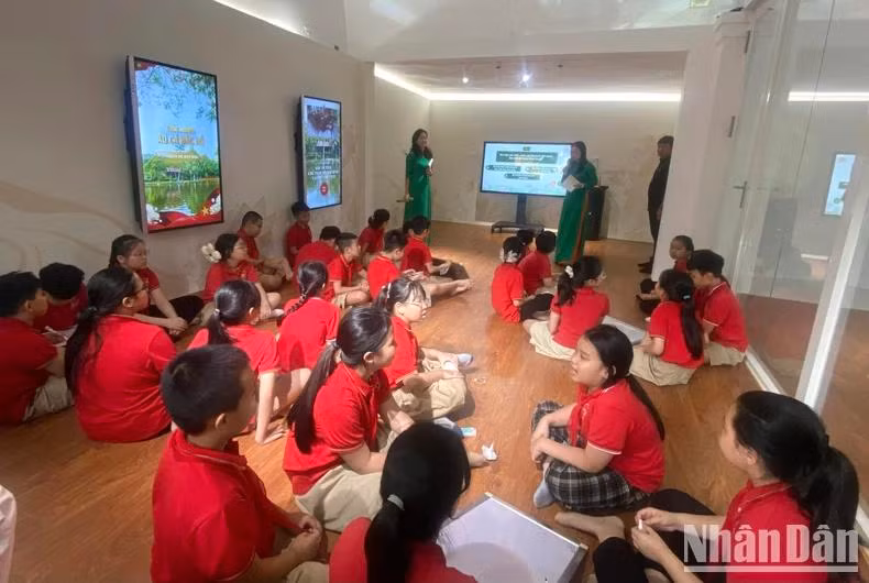 Des élèves participent à des activités éducatives au site du Président Hô Chi Minh.