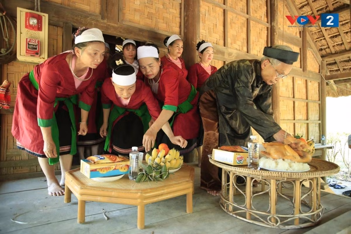 Le maître de cérémonie Le Van Tuong (en noir) prépare les plateaux d’offrandes pour la fête du riz nouveau. Photo : VOV Le maître de cérémonie Le Van Tuong (en noir) prépare les plateaux d’offrandes pour la fête du riz nouveau. Photo : VOV