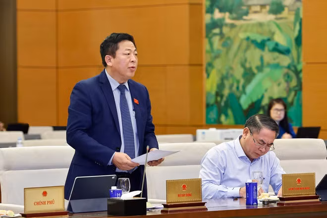 Le ministre de la Construction Tran Hong Minh présente un rapport d'accueil, d'explication et l'ajustement. Photo : VNA