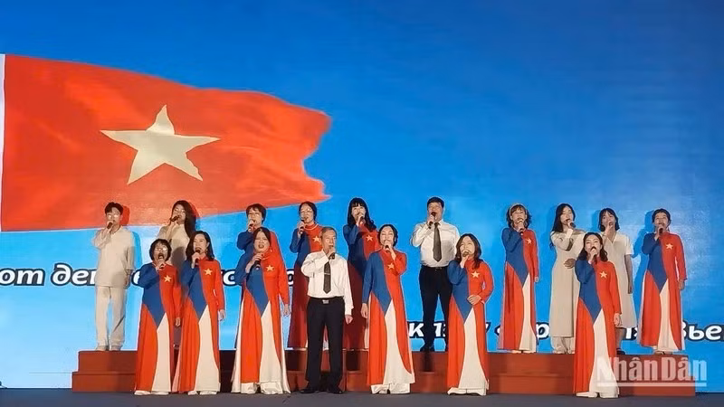 Un programme artistique exceptionnel intitulé « Chansons vietnamiennes en paroles russes ». Photo : NDEL Un programme artistique exceptionnel intitulé « Chansons vietnamiennes en paroles russes ». Photo : NDEL