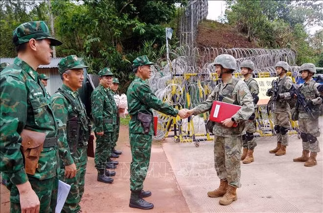 Les gardes-frontières de la province de Dien Bien et celles de la zone Meng Zi (Chine) mènent une patrouille bilatérale. Photo : VNA Les gardes-frontières de la province de Dien Bien et celles de la zone Meng Zi (Chine) mènent une patrouille bilatérale. Photo : VNA