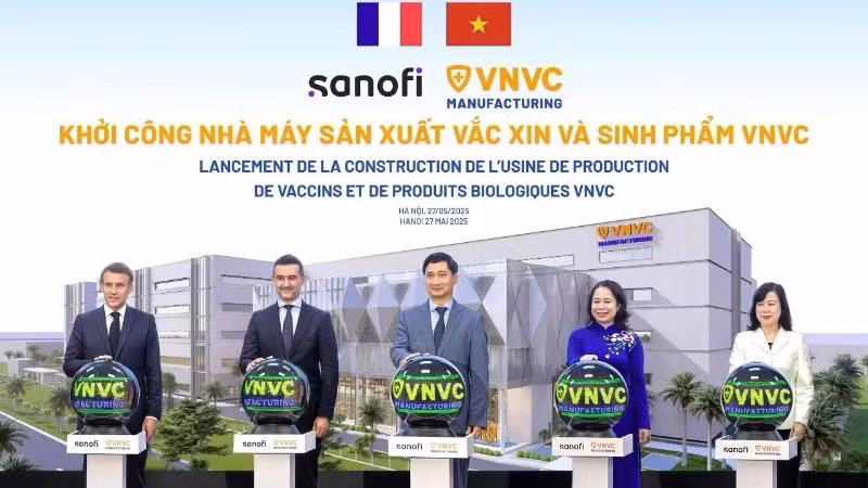 Le président français Emmanuel Macron, la vice-présidente vietnamienne Vo Thi Anh Xuan, la ministre de la Santé Dao Hong Lan, Burak Pekmezci - directeur général de Sanofi Vietnam et Ngo Chi Dung - président du conseil d’administration et directeur général VNVC appuient symboliquement sur le bouton de lancement des travaux de construction de l’usine de vaccins et de produits biologiques VNVC. Photo : Son Tung