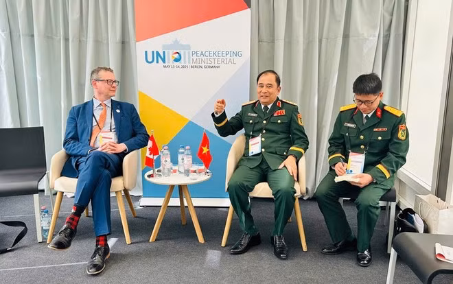Le général de corps d'armée Phung Si Tân (2e à partir de la droite) rencontre Giles Norman, directeur général du Bureau canadien des menaces et conflits transnationaux. Photo: qdnd.vn