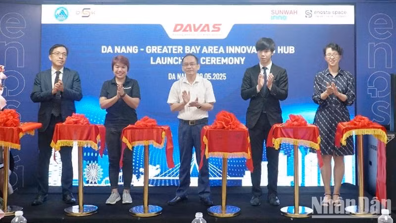 Des représentants coupent le ruban inaugural de l’Espace d’innovation Danang – Grande Baie. Des représentants coupent le ruban inaugural de l’Espace d’innovation Danang – Grande Baie.