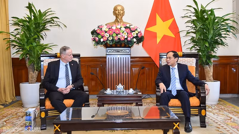 Le ministre des Affaires étrangères Bui Thanh Son a reçu l’ambassadeur d’Israël au Vietnam, Yaron Mayer, le 6 juillet. Photo : baoquocte. Le ministre des Affaires étrangères Bui Thanh Son a reçu l’ambassadeur d’Israël au Vietnam, Yaron Mayer, le 6 juillet. Photo : baoquocte.