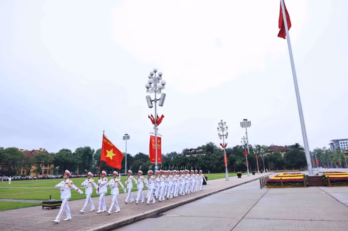 La délégation du drapeau de l'armée Quyết Thắng accomplit les rites de la cérémonie sacrée de lever du drapeau. Photo : Minh Duc/VNA