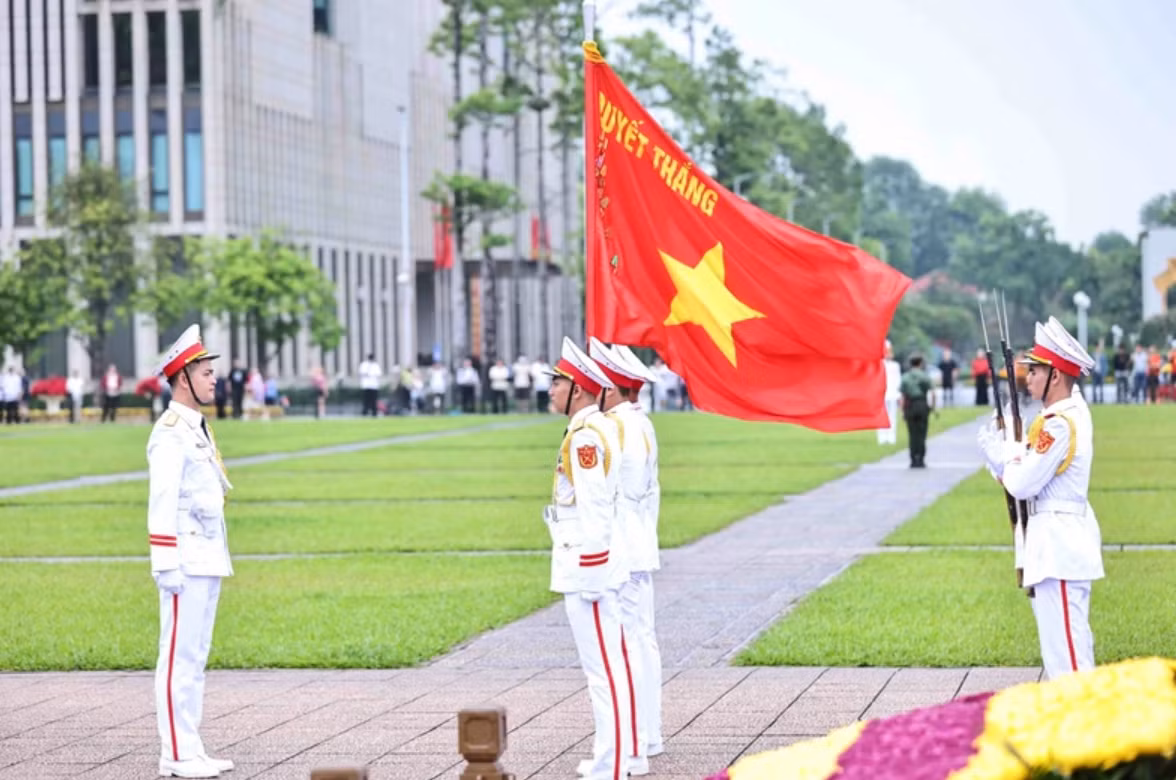Les rites de la cérémonie sacrée de lever du drapeau. Photo : Minh Duc/VNA